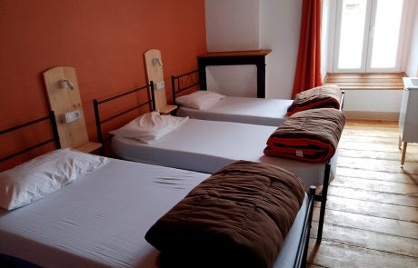 Gite avec plusieurs chambres et lits individuels, chevets, lavabo à St Privat d'Allier Haute-Loire