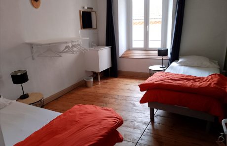 Chambre avec 2 lits individuels, chevets, lavabo à St Privat d'Allier Haute-Loire Gite accueil randonneurs