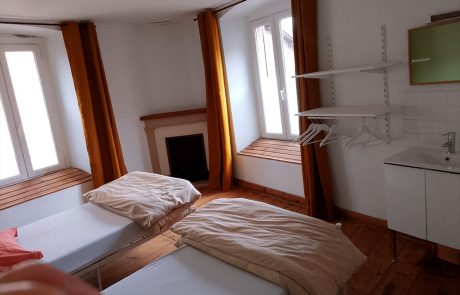 Gite avec plusieurs chambres et lits individuels, chevets, lavabo à St Privat d'Allier sur le chemin de Saint Jacques de Compostelle