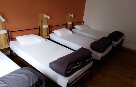 Gite avec plusieurs chambres et lits individuels, chevets; lavabo à St Privat d'Allier Haute-Loire