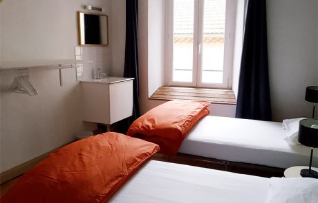 Gite avec plusieurs chambres et lits individuels, chevets, lavabo à St Privat d'Allier Haute-Loire